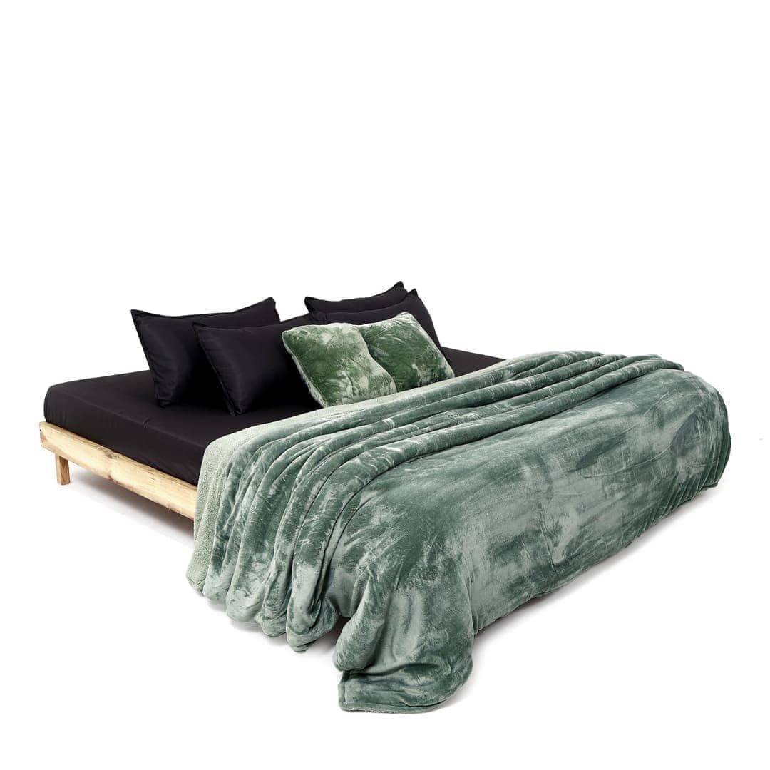 Zarf California King Size Reversible Quilt With 2 Cushion Covers - Seafoam