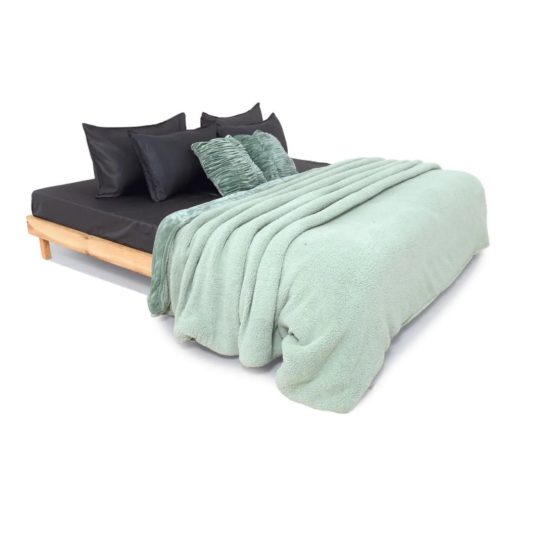 Zarf California King Size Reversible Quilt With 2 Cushion Covers - Seafoam