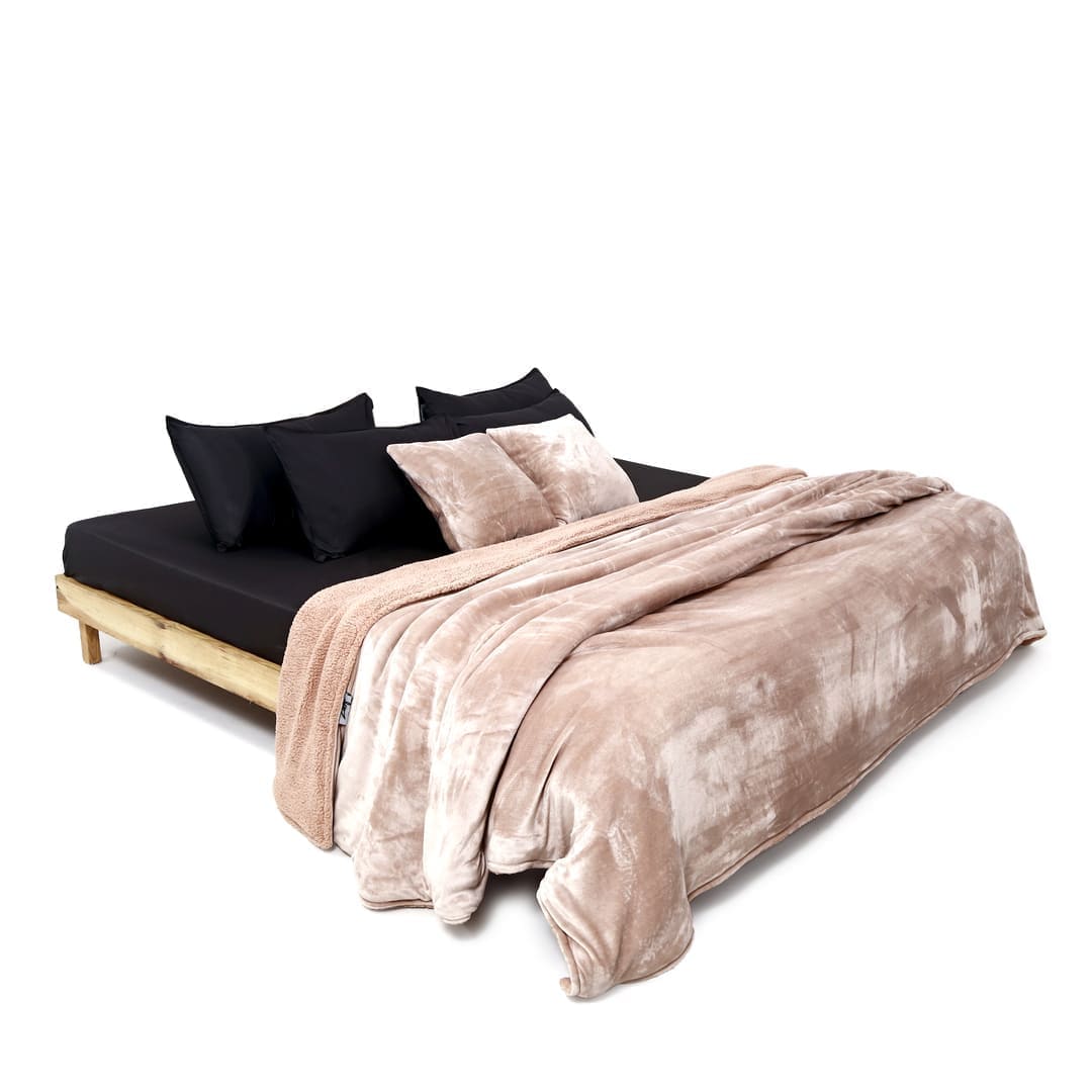 Zarf California King Size Reversible Quilt With 2 Cushion Covers - Peony