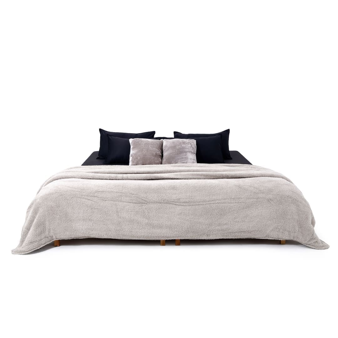 Zarf California King Size Reversible Quilt With 2 Cushion Covers - Chrome