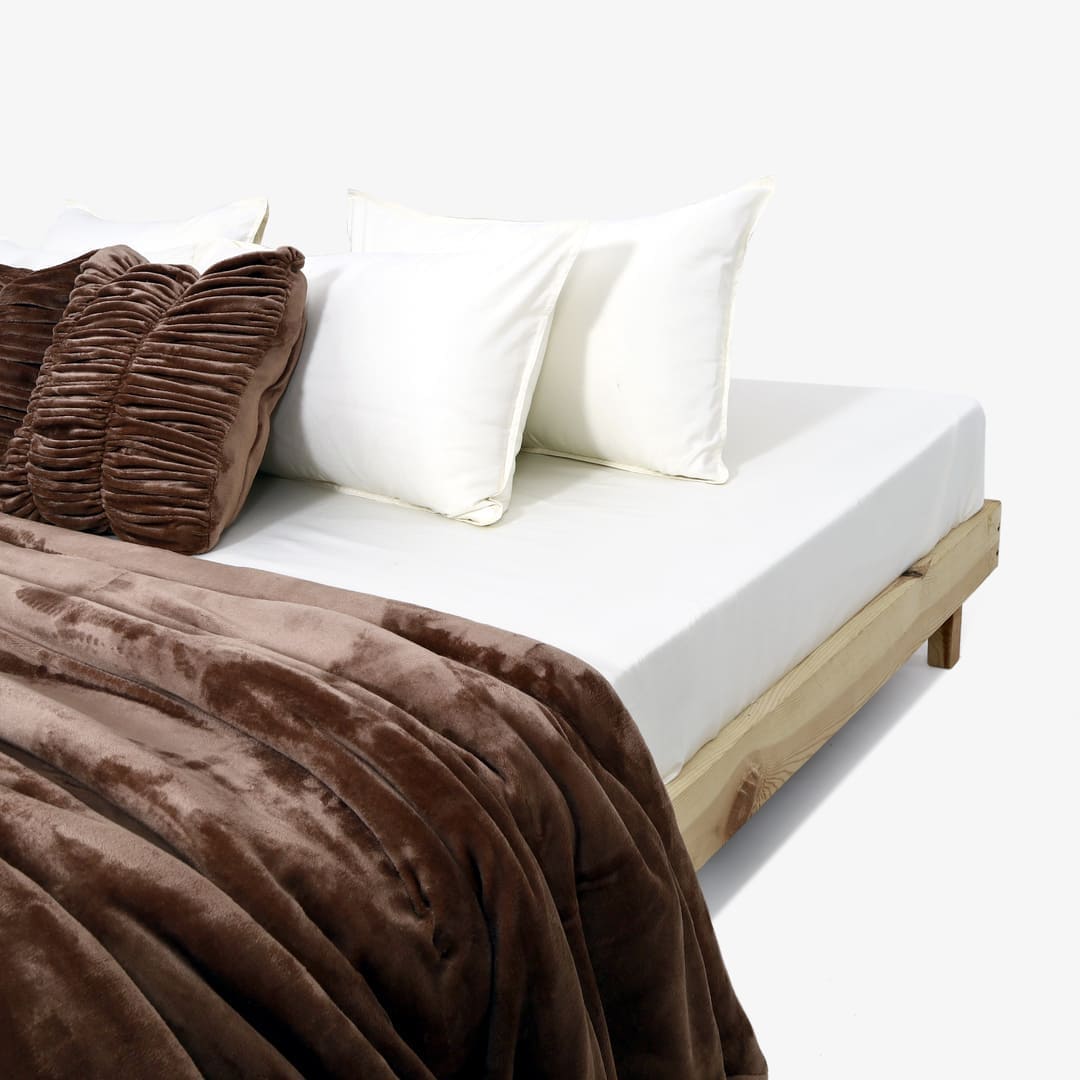 Zarf Ultra-Warm Luxury Winter Blanket With Two Cushion Covers - Auburn
