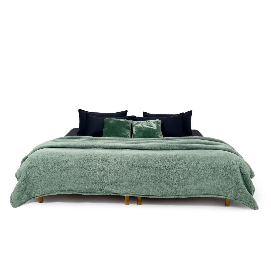 Zarf California King Size Reversible Quilt With 2 Cushion Covers - Seafoam