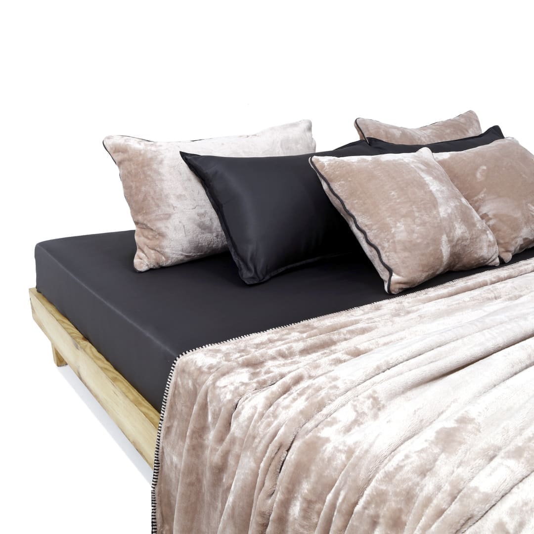 Zarf All-Season Premium AC Blanket With Two Cushion Covers - Ecru