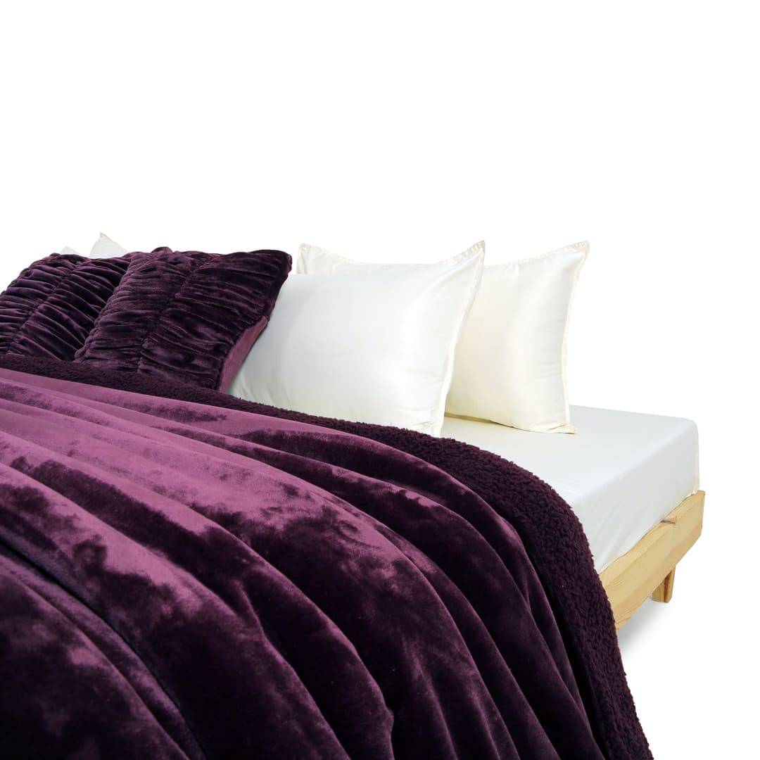 Zarf California King Size Reversible Quilt With 2 Cushion Covers - Merlot