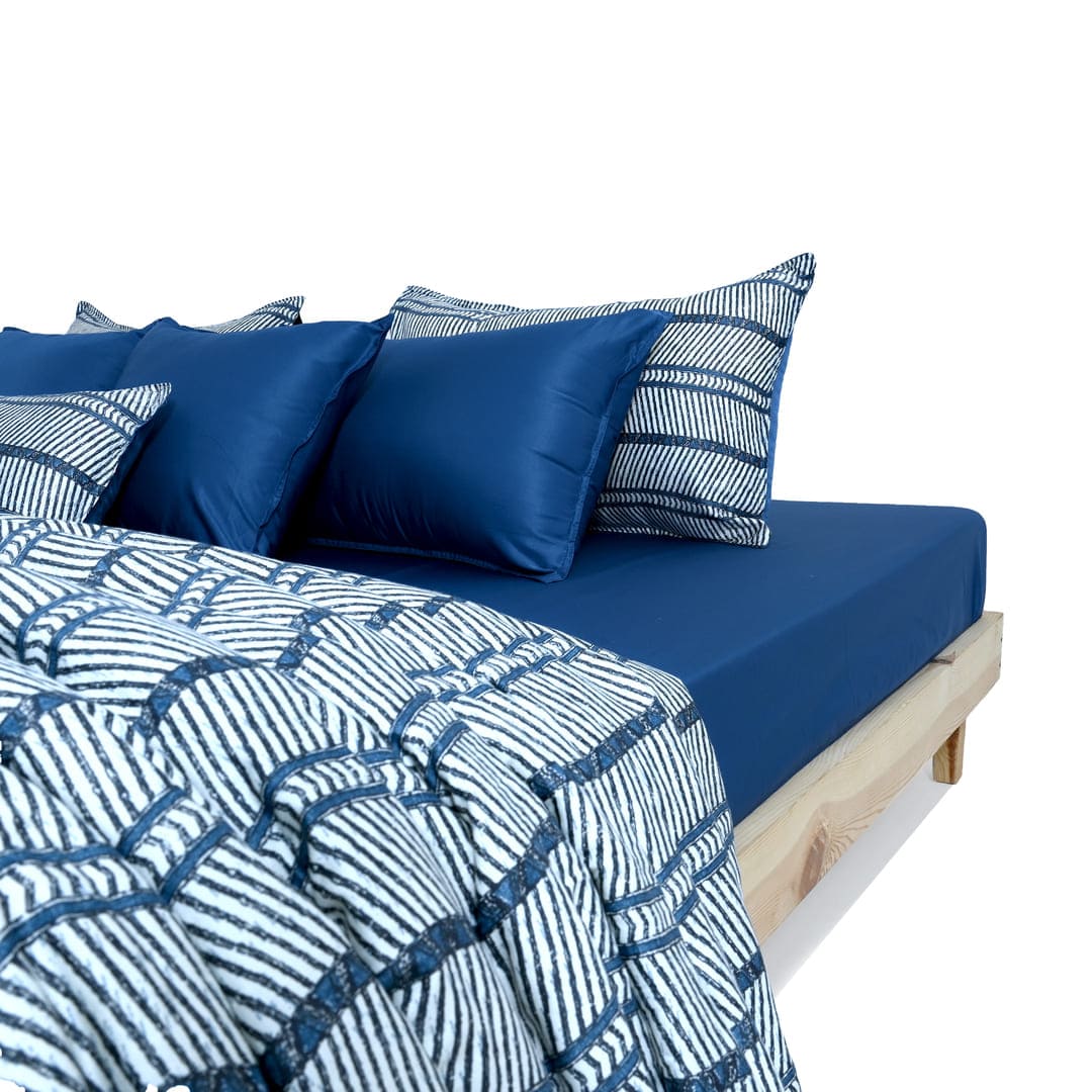 Zarf AC Comforter With 2 Pillow Cases and 1 Breakfast Pillow For Single Size Bed- Reef