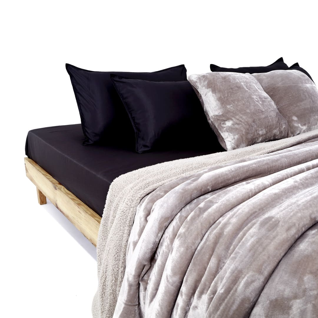 Zarf California King Size Reversible Quilt With 2 Cushion Covers - Chrome