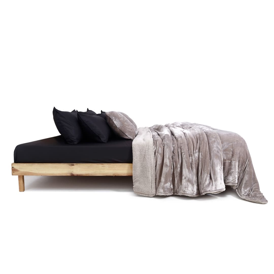 Zarf California King Size Reversible Quilt With 2 Cushion Covers - Chrome