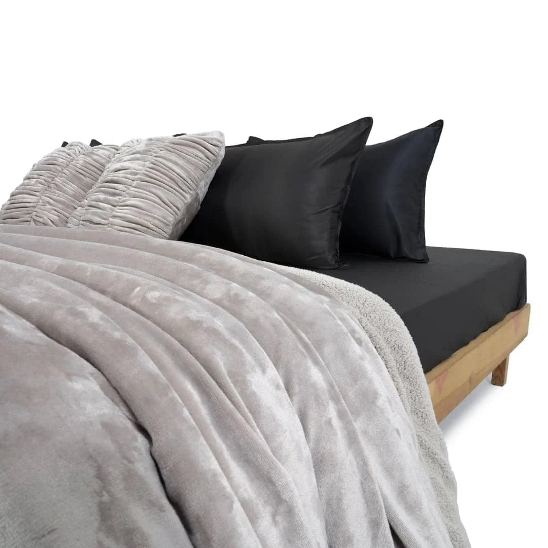 Zarf California King Size Reversible Quilt With 2 Cushion Covers - Chrome