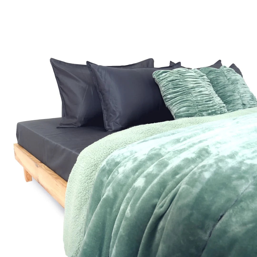 Zarf California King Size Reversible Quilt With 2 Cushion Covers - Seafoam