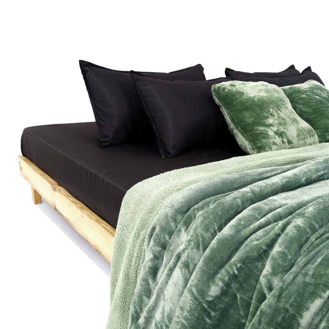 Zarf California King Size Reversible Quilt With 2 Cushion Covers - Seafoam