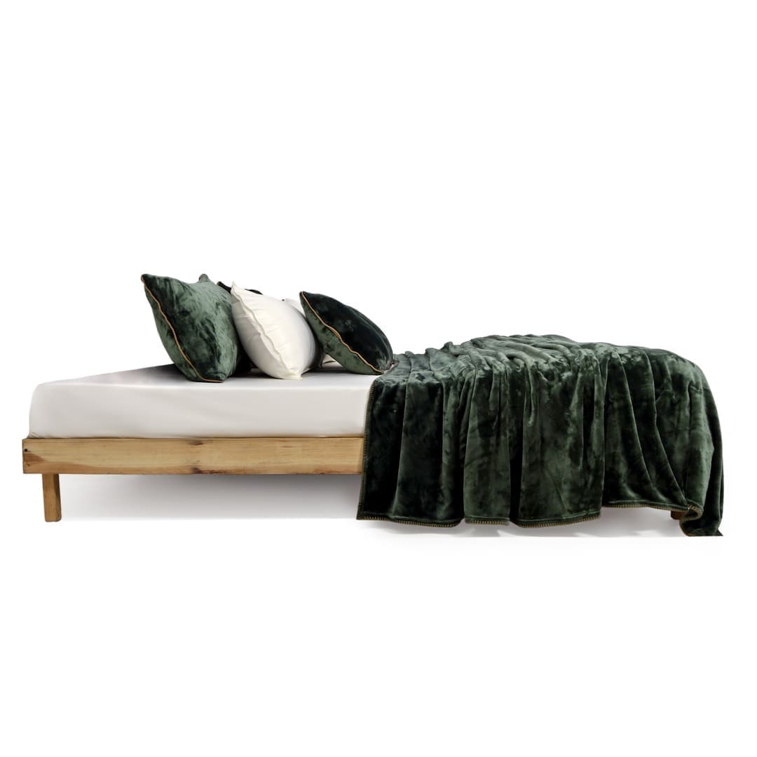 Zarf All-Season Premium AC Blanket With Two Cushion Covers - Greener pastures