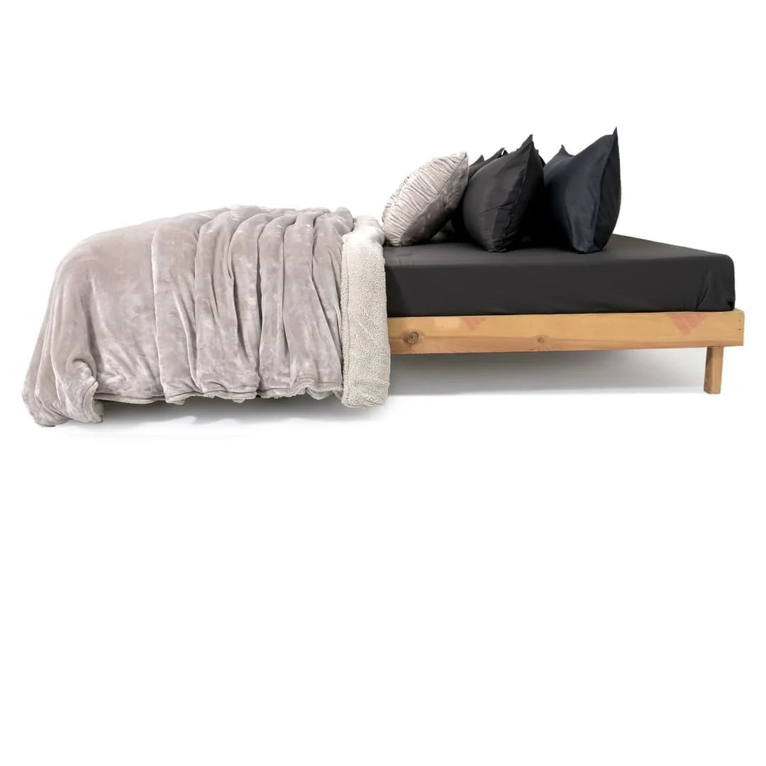 Zarf California King Size Reversible Quilt With 2 Cushion Covers - Chrome