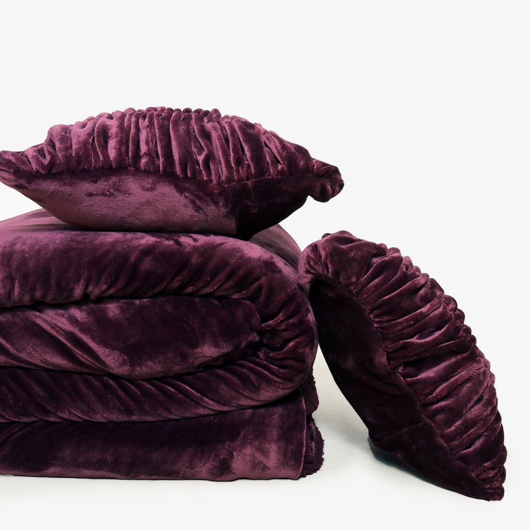 Zarf California King Size Reversible Quilt With 2 Cushion Covers - Merlot