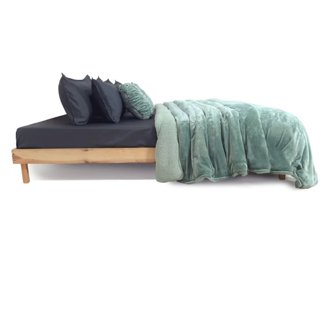 Zarf California King Size Reversible Quilt With 2 Cushion Covers - Seafoam