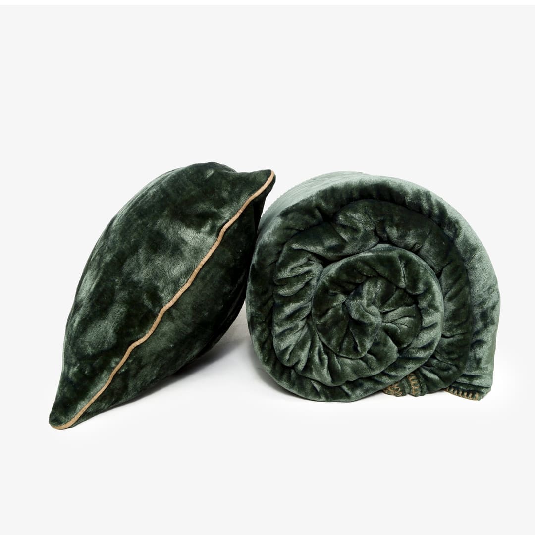 Zarf All-Season Premium AC Blanket With Two Cushion Covers - Greener pastures