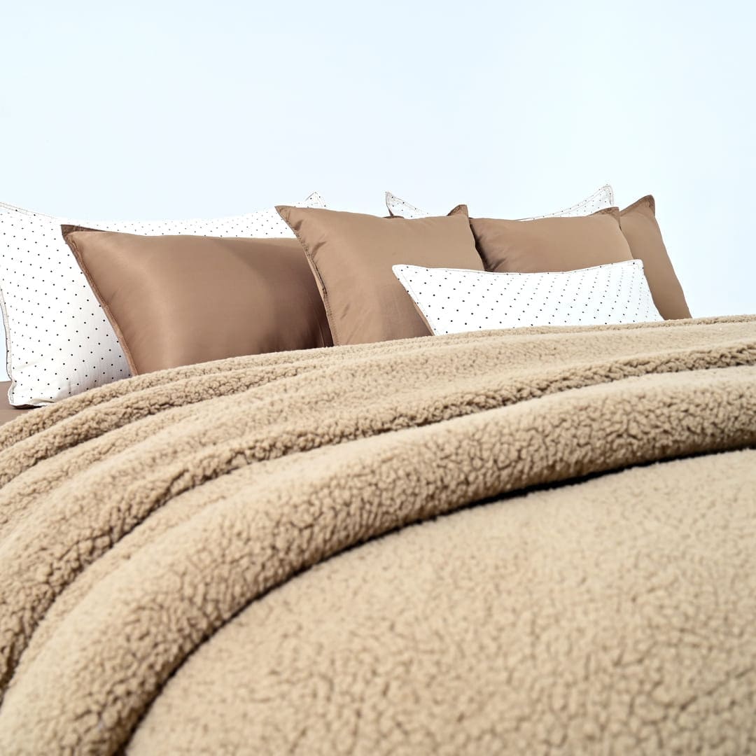 Zarf California King Size Reversible Quilt  With 2 pillowcases and 1 Breakfast Cushion cover - Dottie