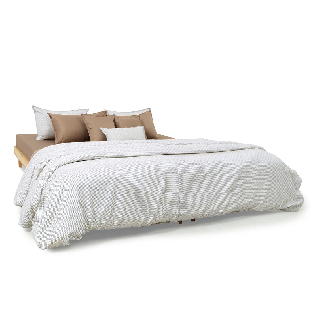 Zarf California King Size Reversible Quilt  With 2 pillowcases and 1 Breakfast Cushion cover (Limited edition) - Arctic