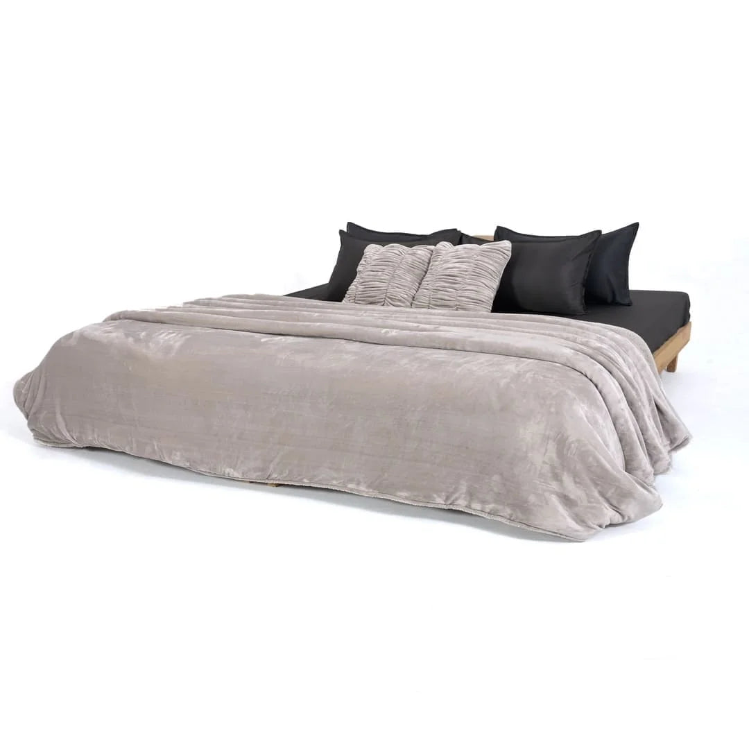 Zarf California King Size Reversible Quilt With 2 Cushion Covers - Chrome