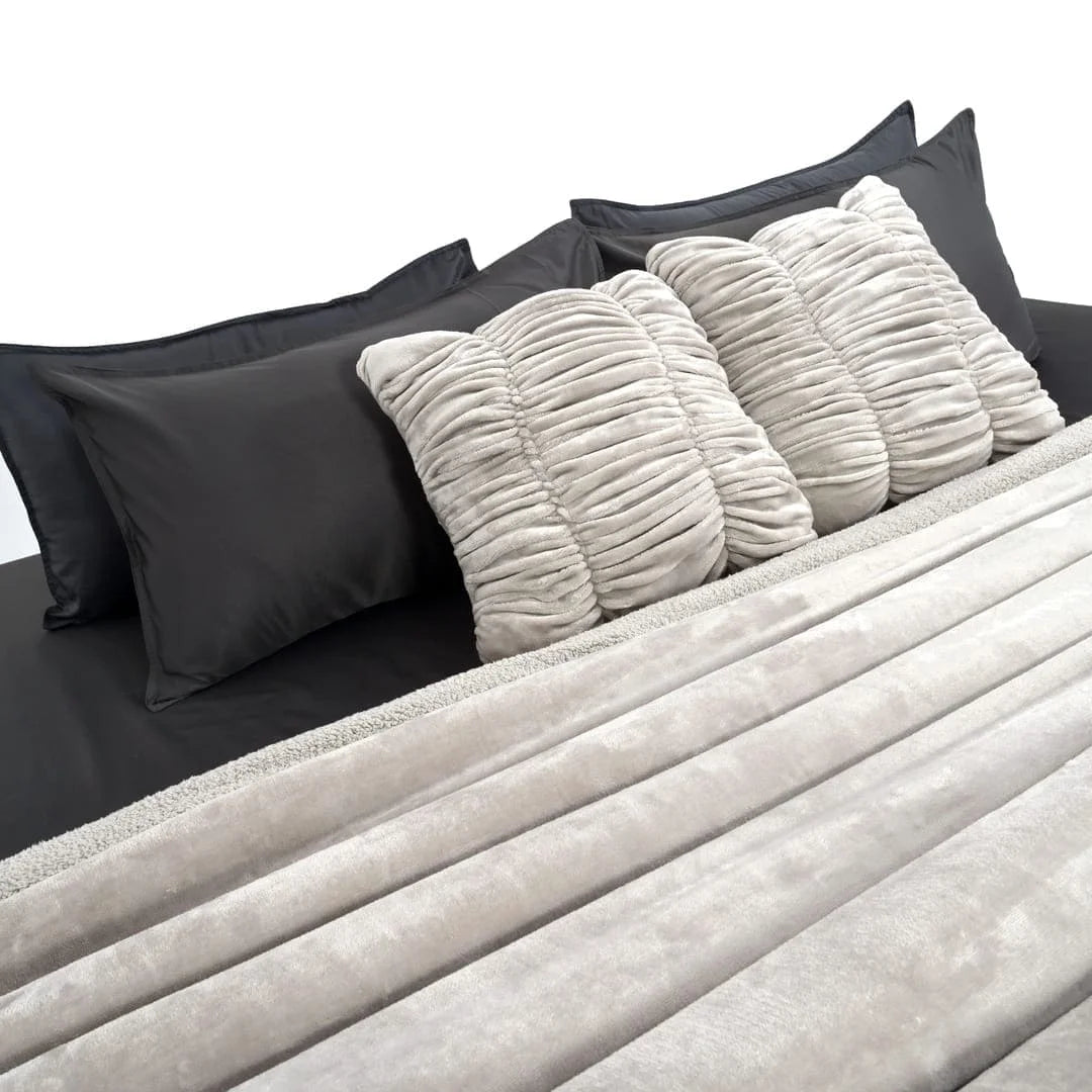 Zarf California King Size Reversible Quilt With 2 Cushion Covers - Chrome