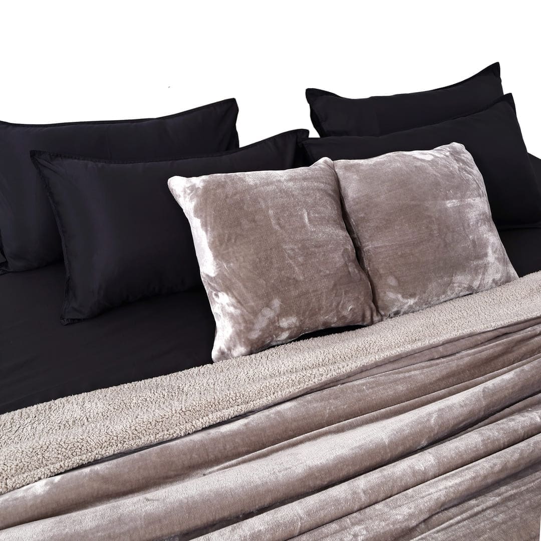 Zarf California King Size Reversible Quilt With 2 Cushion Covers - Chrome