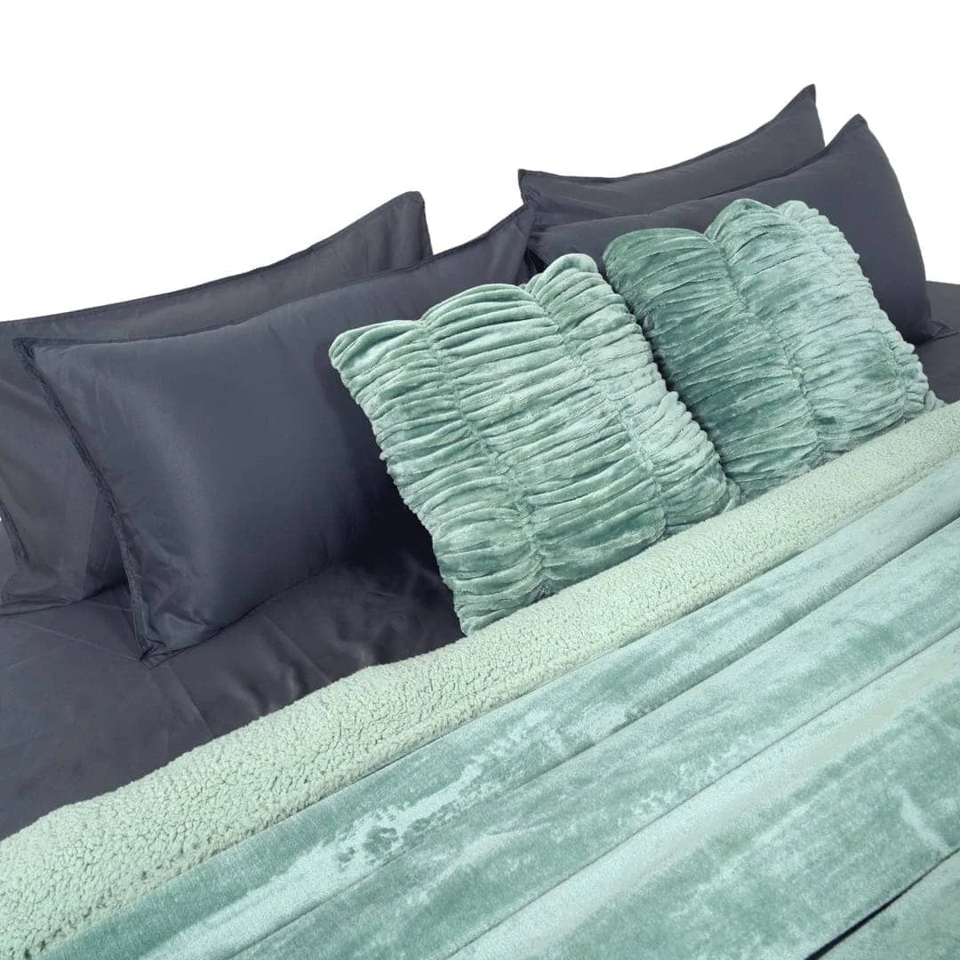 Zarf California King Size Reversible Quilt With 2 Cushion Covers - Seafoam