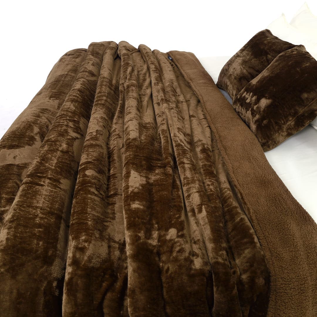 Zarf California King Size Reversible Quilt With 2 Cushion Covers - Cedar