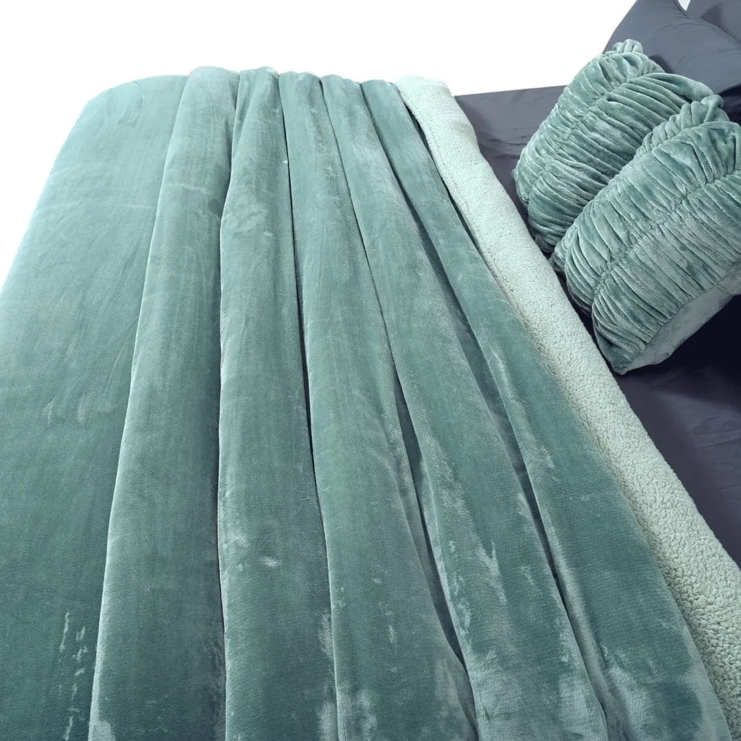 Zarf California King Size Reversible Quilt With 2 Cushion Covers - Seafoam