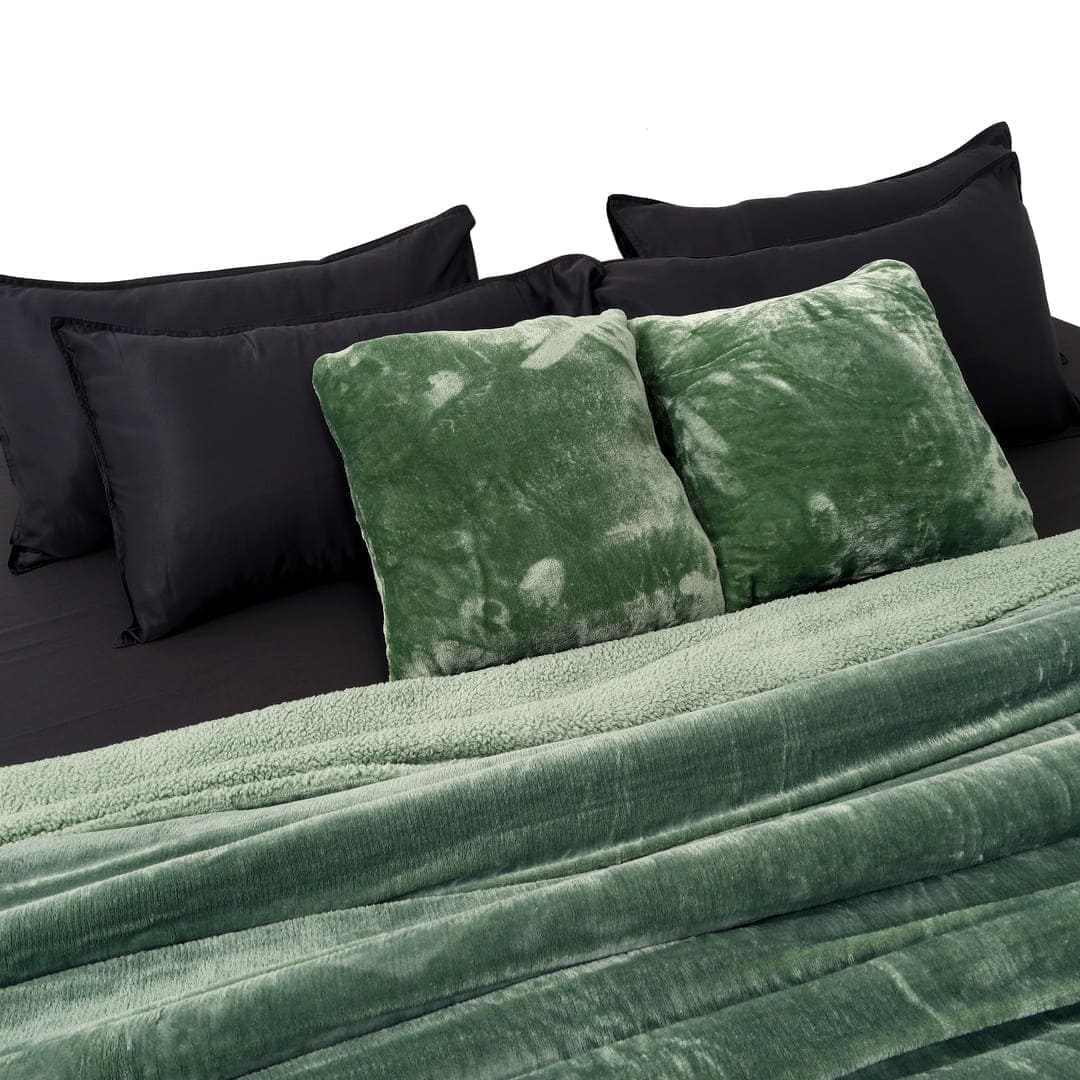 Zarf California King Size Reversible Quilt With 2 Cushion Covers - Seafoam