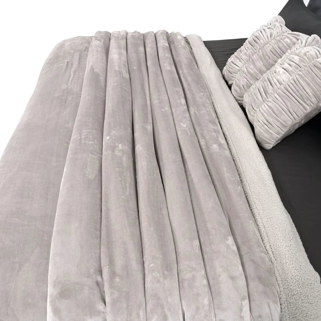 Zarf California King Size Reversible Quilt With 2 Cushion Covers - Chrome