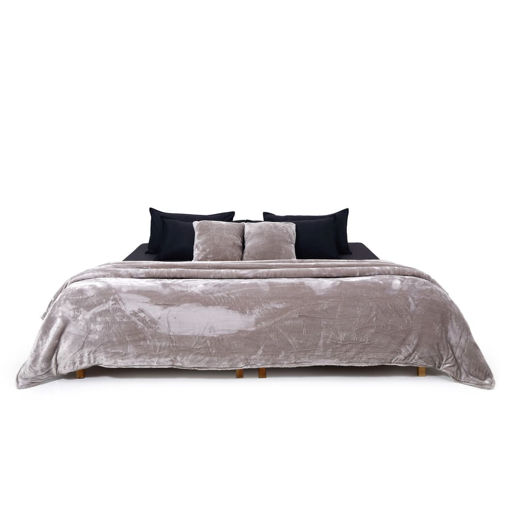Zarf California King Size Reversible Quilt With 2 Cushion Covers - Chrome