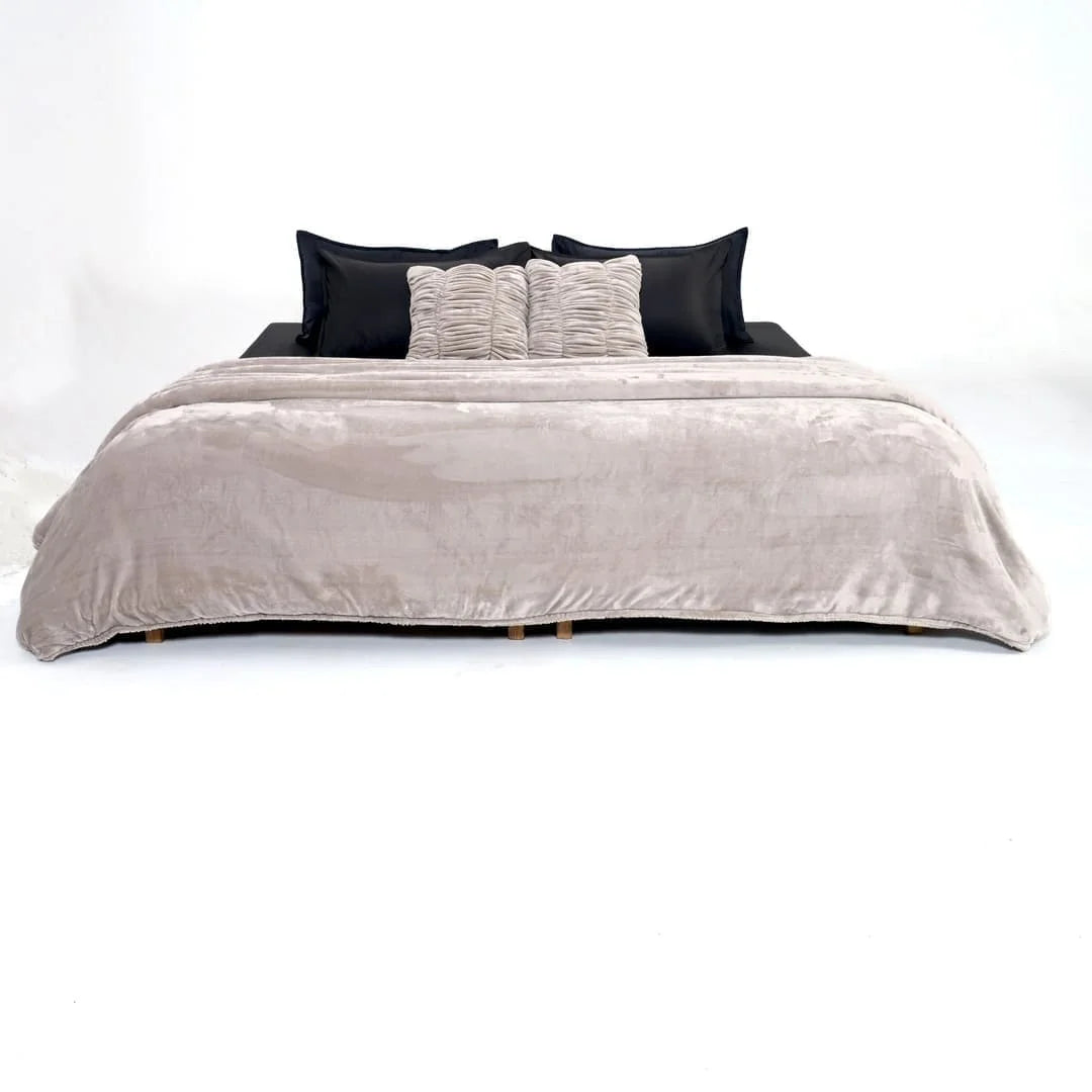 Zarf California King Size Reversible Quilt With 2 Cushion Covers - Chrome