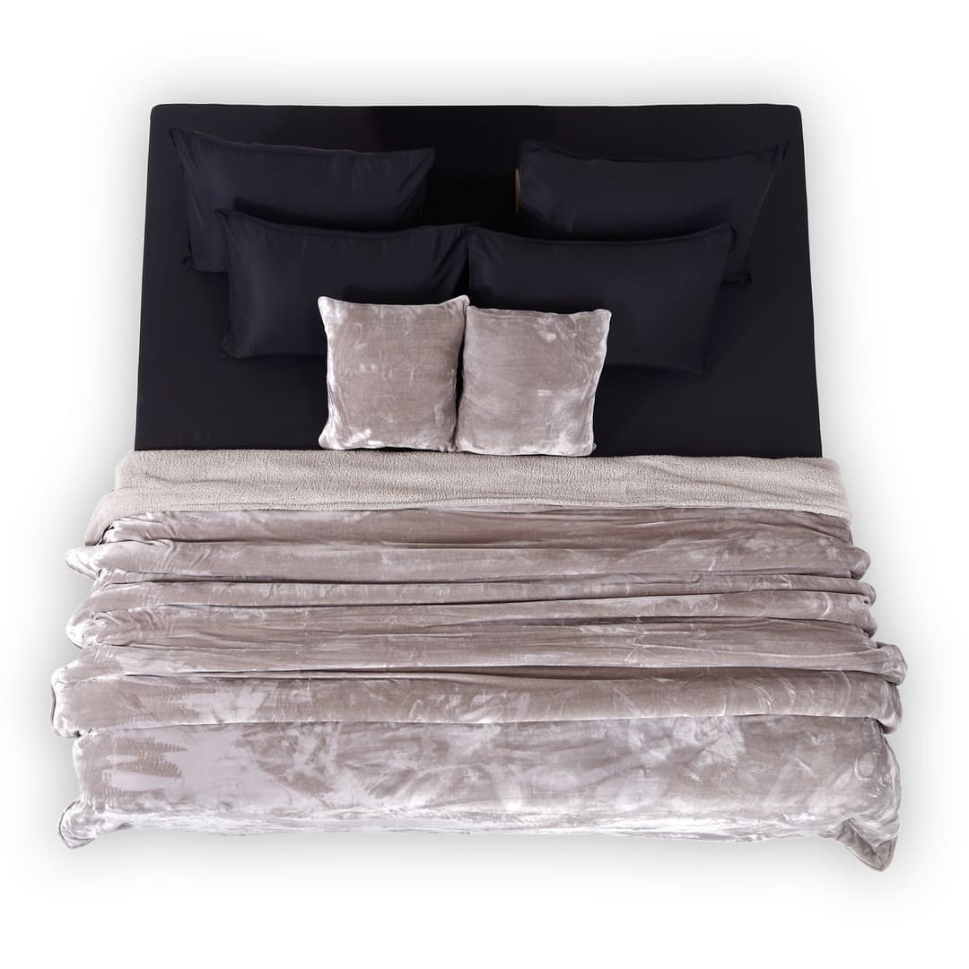 Zarf California King Size Reversible Quilt With 2 Cushion Covers - Chrome