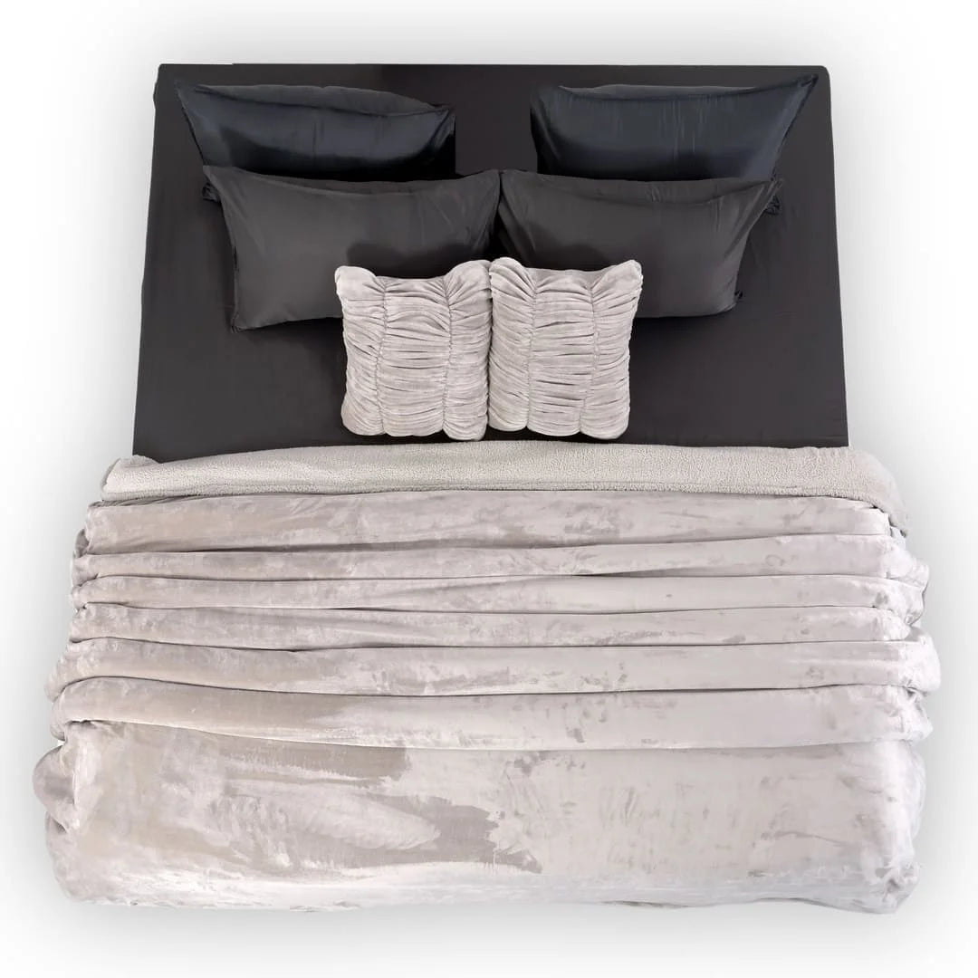 Zarf California King Size Reversible Quilt With 2 Cushion Covers - Chrome