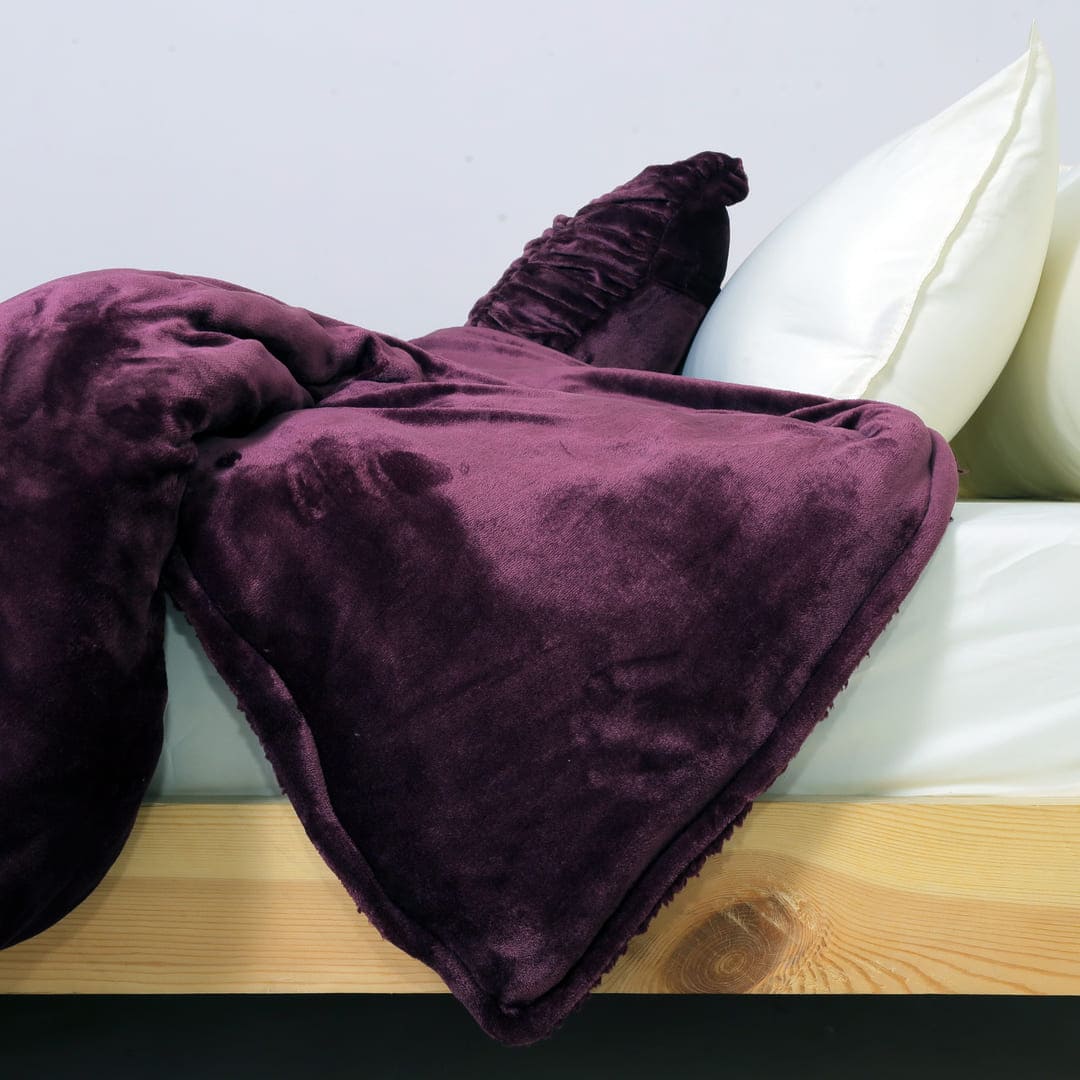 Zarf California King Size Reversible Quilt With 2 Cushion Covers - Merlot