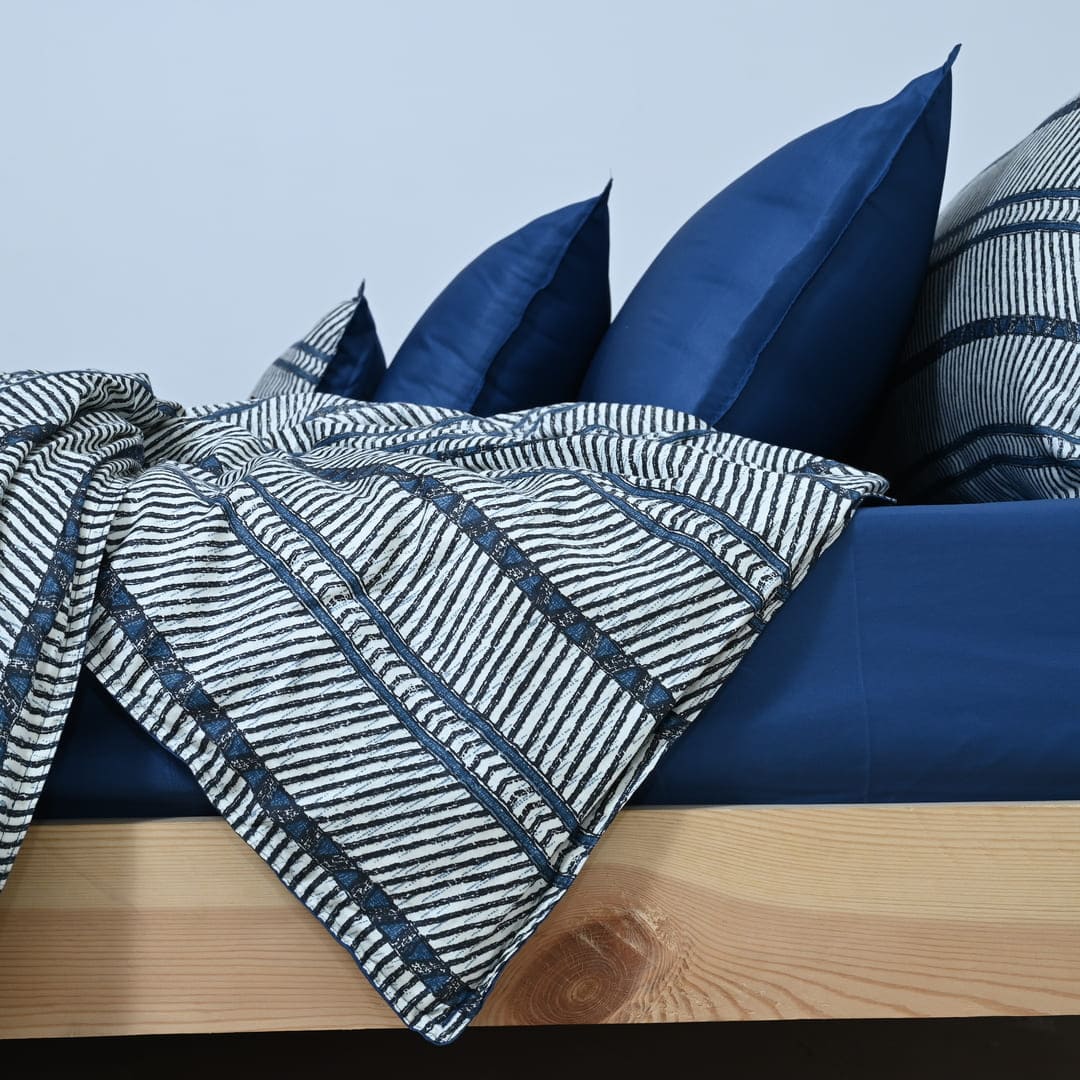 Zarf AC Comforter With 2 Pillow Cases and 1 Breakfast Pillow For Single Size Bed- Reef