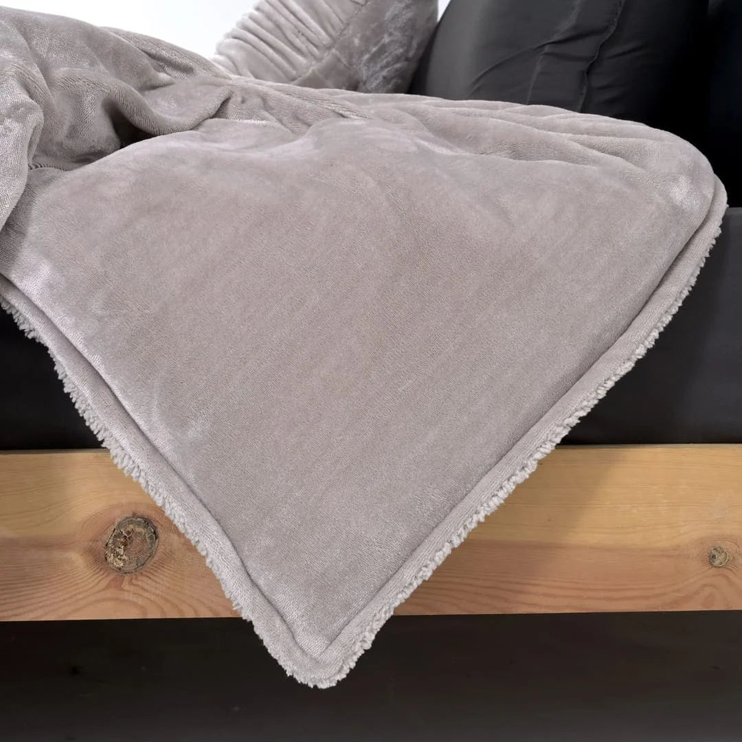 Zarf California King Size Reversible Quilt With 2 Cushion Covers - Chrome