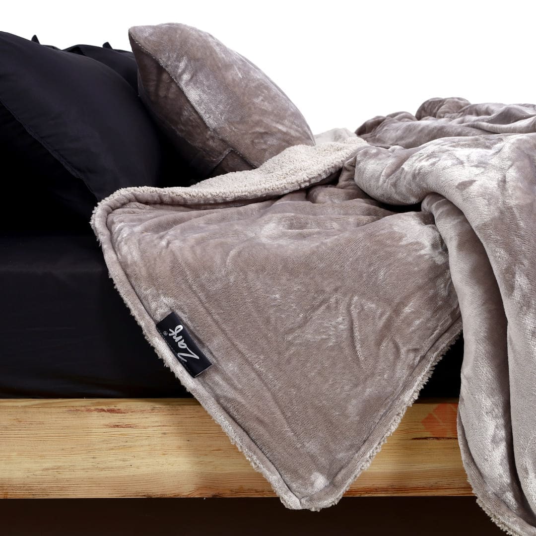 Zarf California King Size Reversible Quilt With 2 Cushion Covers - Chrome