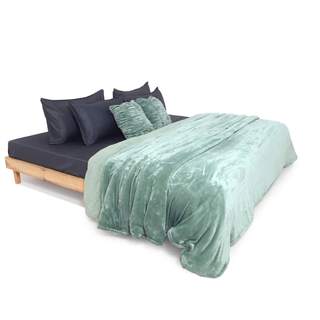 Zarf California King Size Reversible Quilt With 2 Cushion Covers - Seafoam
