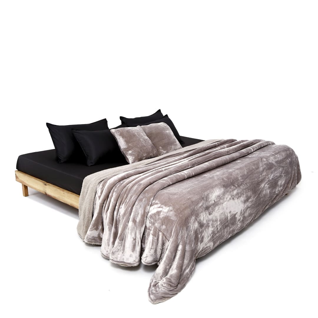 Zarf California King Size Reversible Quilt With 2 Cushion Covers - Chrome