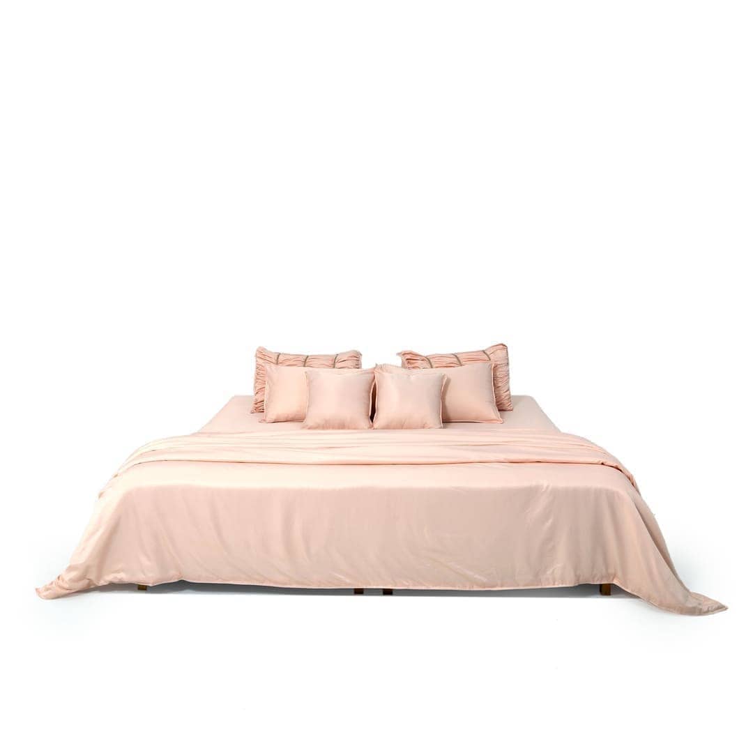 ZARF Italian Staple Weave Bedsheet With 2 Designer Pillow Cases, 2 Solid Pillowcases & 2 Cushion Covers - Dahlia